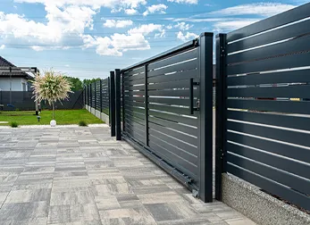 moderner-gartenzaun-shutterstock_2465608917